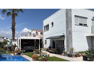 Haus in Zona Carrefour - Urbanizaciones. Elegante villa reformada con piscina privada y cocina exterior