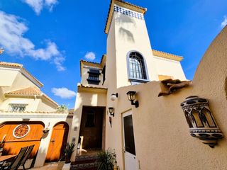 Haus in Villamartín. Exclusiva villa independiente de 3 dormitorios con solárium, jac