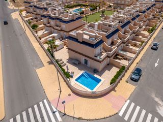 Casa adossada a Calle cabo san vicente 4. Vista azul  gran casa moderna con 3 dormitorios, 2 baños, gran p