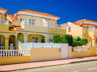 Casa adossada a Villamartín-Las Filipinas. Adosado reformado con espectaculares vistas al mar en las filipi