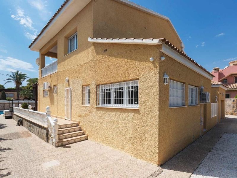 Foto 27b818bf-349e-4d36-9fd2-d4b149735eed. Casa amb aparcament piscina a Cabo Roig Orihuela