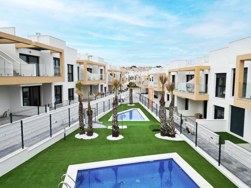 Foto a2b2b328-dd3d-4eca-82ef-6a7a5622fe21. Casa amb piscina a Los Almendros Orihuela