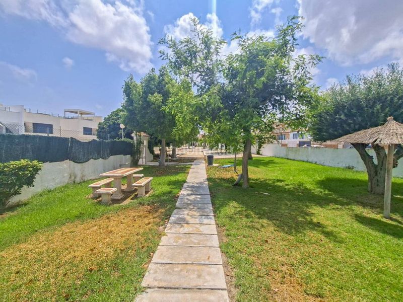 Foto 7438df75-d4f5-4592-98d3-9b5cca50d42c. Casa amb piscina a Los Almendros Orihuela