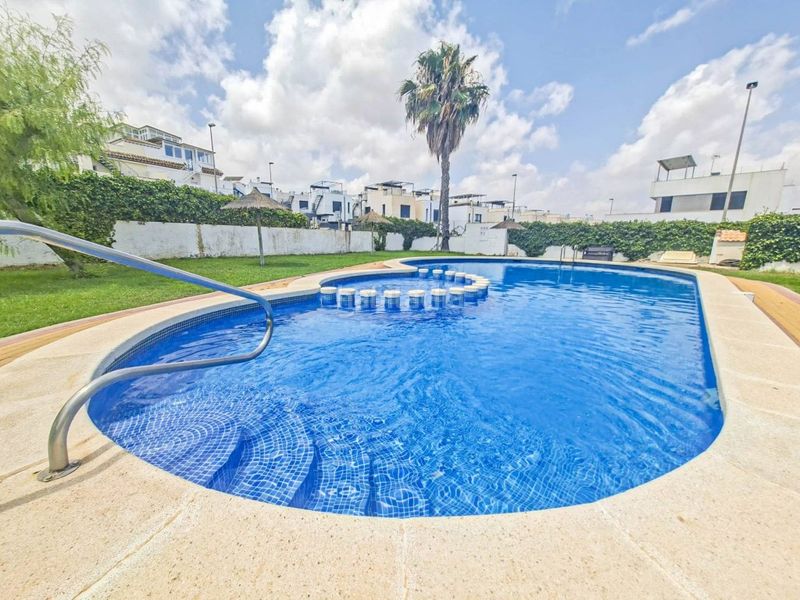 Foto 8a35c69d-3612-46ab-95d3-cb8a71dd2b19. Casa amb piscina a Los Almendros Orihuela