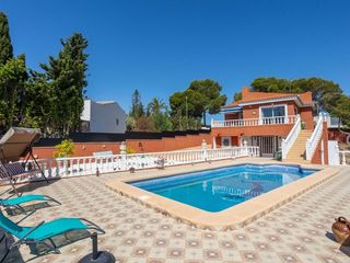 Casa  Avenida elche bal. Increíble villa de 4 habitaciones en los balcones