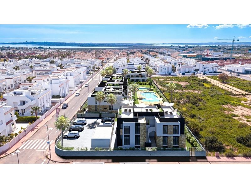 Foto d7af261a-9a10-49a9-ae6b-19e07917e7c4. Casa amb piscina a Lo Marabú Rojales