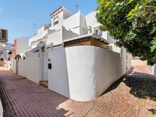 Casa adossada  Calle luxemburgo. Magnífica casa adosada en la esquina en calas blancas, en torrev