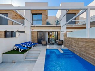 Casa bifamiliare  Calle san miguel. Impresionante villa de 4 habitaciones con piscina privada en roj