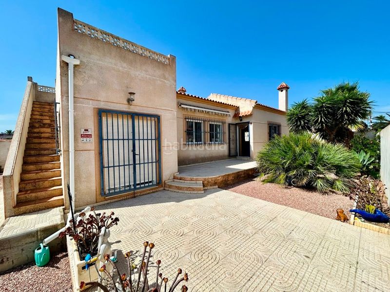 Foto eb8cbe5d-3cb8-42f5-9de3-4f8bf225b92d. Casa amb piscina a Zona Carrefour - Urbanizaciones Torrevieja
