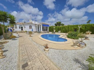 Casa  Calle aviles. Villa de 3 habitaciones con piscina privada en san luis, torrevi
