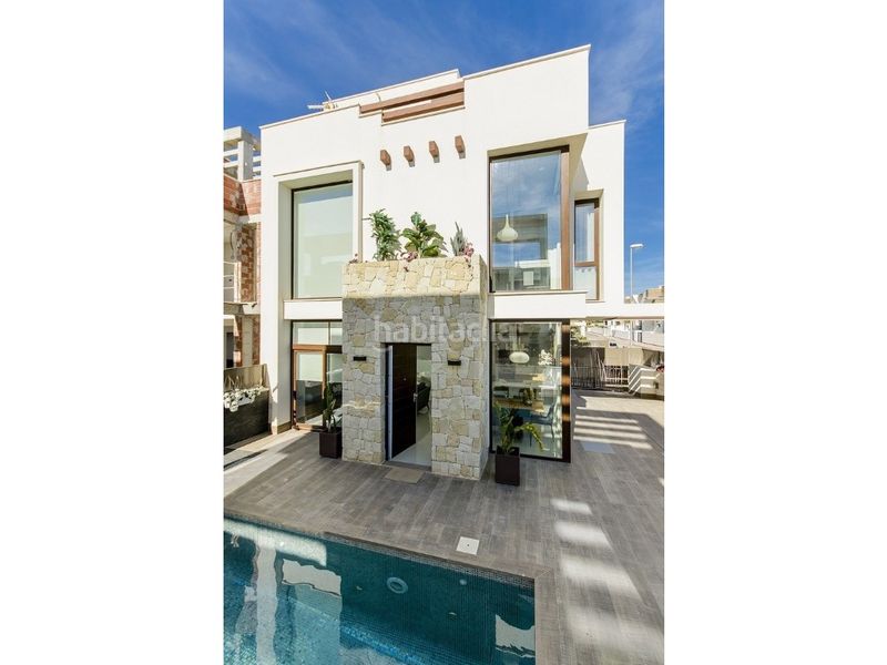 Foto f9c29869-50ce-4ad1-84fe-aa18cbcccc00. Casa amb piscina a Montesinos (Los)