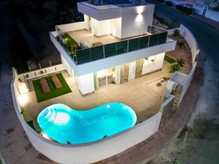 Casa  Calle pico del aneto 12. Preciosa gran villa con vistas al campo de golf la marquesa!