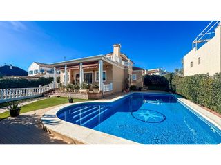 Casa  Calle hibiscus de los. Villa independiente de estilo mediterráneo, situada a solo 180 m