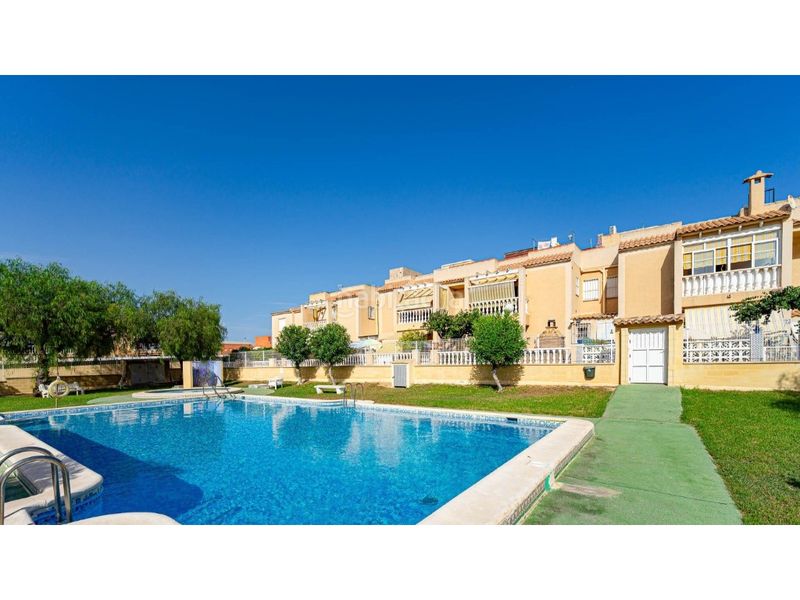 Foto 61a90aae-6643-4073-9478-cc728e8e4c8b. Casa amb piscina a Aguas Nuevas Torrevieja