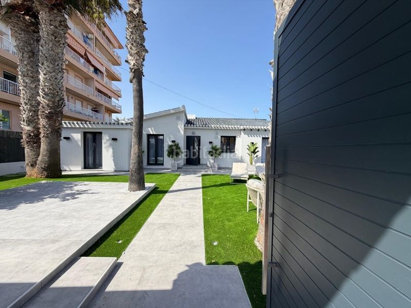 Foto 40e92623-f32f-43d1-8a02-1ab363849d4e. Casa amb piscina a Punta Prima Torrevieja