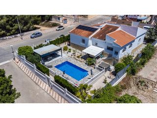 Haus  Calle parque jucar 37. Villa andaluza exclusiva con piscina privada en la marina, vida