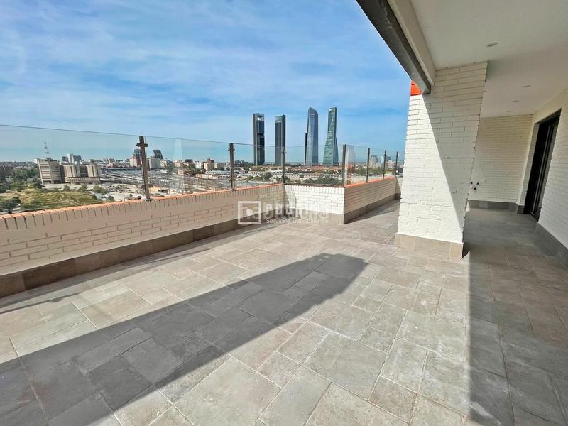 Foto bd36cf00-809f-4592-8360-1e286a3a8fa5. Lloguer àtic amb calefacció aparcament piscina a Madrid