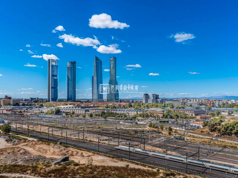 Foto 11539cf4-5ac8-4644-9dc9-6c520229fbb5. Rent penthouse with heating parking pool in Castilla Madrid