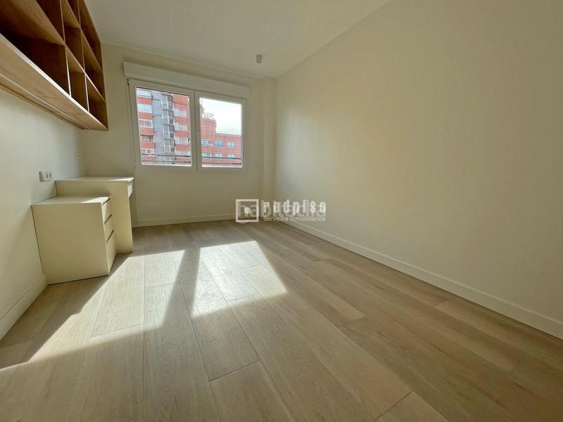 Foto 2d19027c-c87d-41a5-a652-f52df286f851. Rent penthouse with heating parking pool in Castilla Madrid