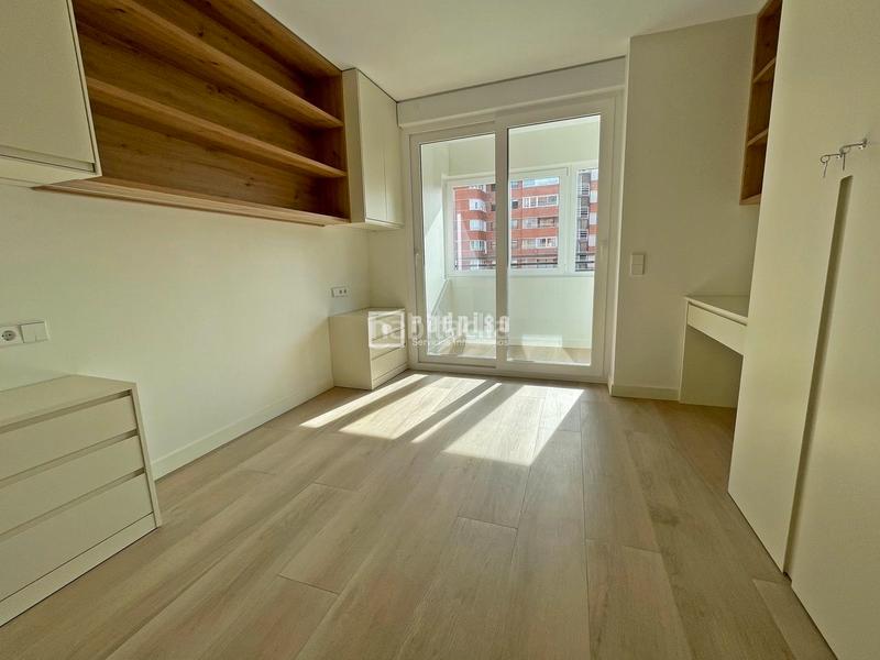 Foto 2d71cd53-c727-43a9-9be8-a2a81db43374. Rent penthouse with heating parking pool in Castilla Madrid