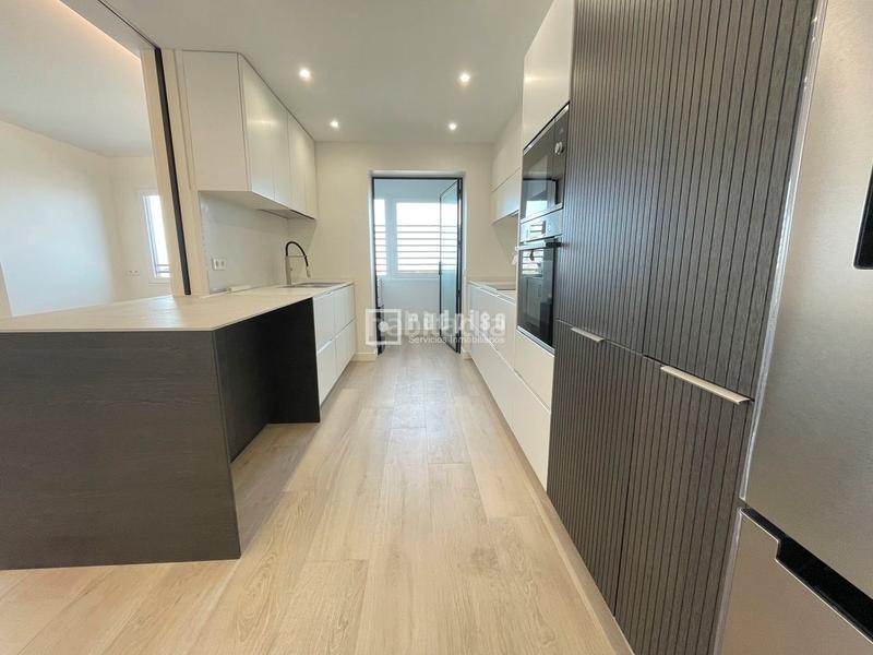 Foto 2ee2ece1-d68c-44b2-a836-eff1fbf20d70. Rent penthouse with heating parking pool in Castilla Madrid