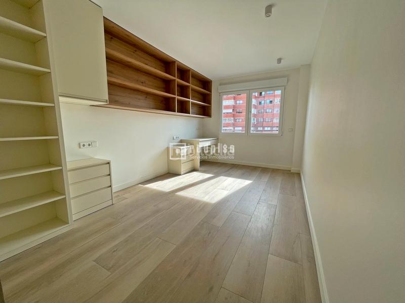 Foto 493c0f3f-92d1-43b8-9716-13215fbeb443. Rent penthouse with heating parking pool in Castilla Madrid