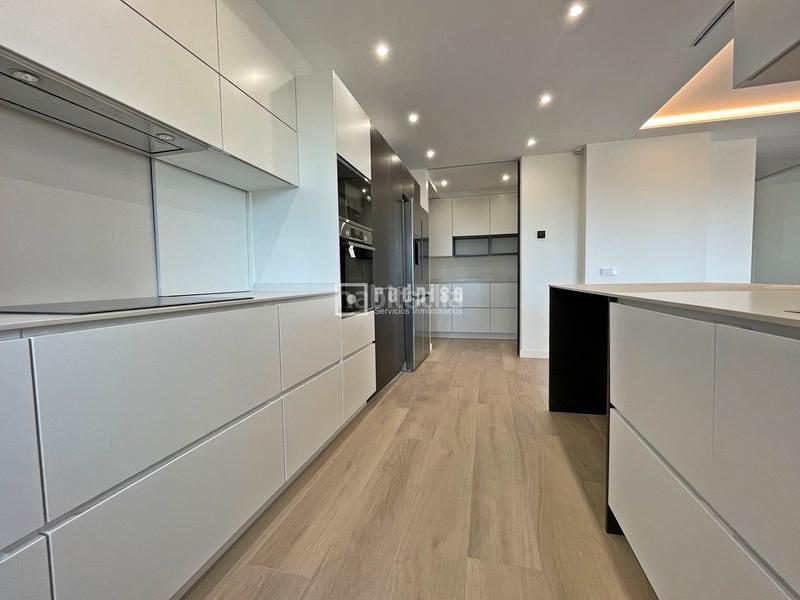 Foto 66cd7696-dd81-48a9-bd97-5aea74dac3e8. Rent penthouse with heating parking pool in Castilla Madrid