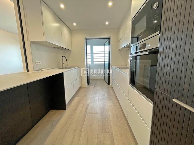 Foto 69b30032-7678-4c9b-9a32-a99f2c95040a. Rent penthouse with heating parking pool in Castilla Madrid