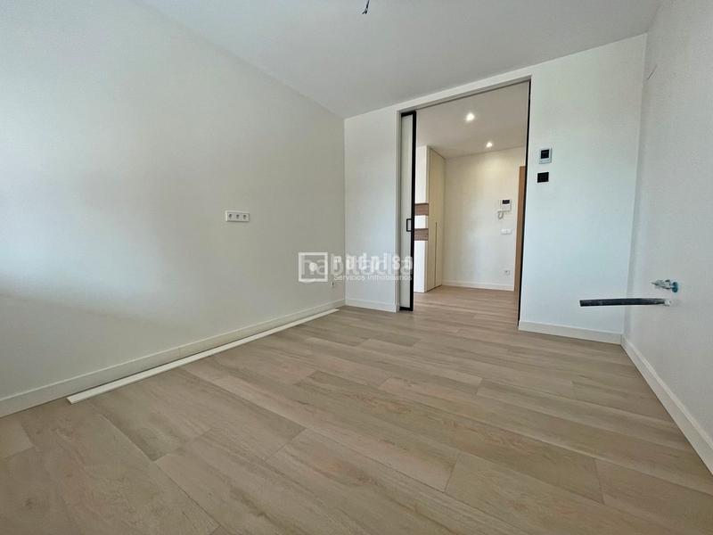 Foto 8d0cf838-e972-424d-b55b-f10a32aca1c9. Rent penthouse with heating parking pool in Castilla Madrid