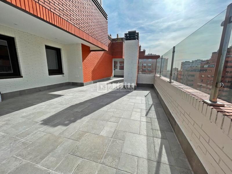 Foto 9c0aa322-7324-495b-aa3c-6a072022546d. Rent penthouse with heating parking pool in Castilla Madrid