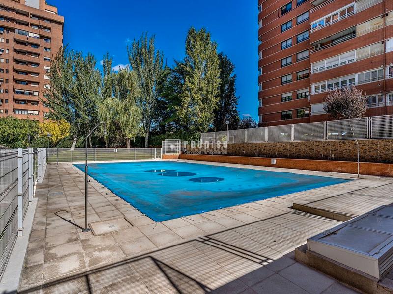 Foto a80f1221-21da-4a3b-a38d-768b00c83a9b. Rent penthouse with heating parking pool in Castilla Madrid