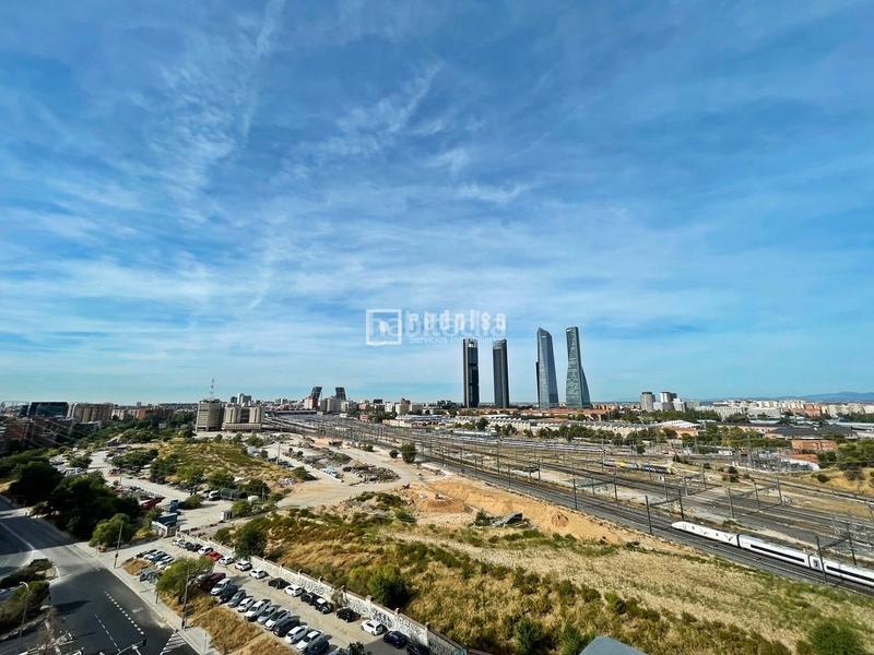Foto b56efb7a-4809-480e-8606-de964a6f22f3. Rent penthouse with heating parking pool in Castilla Madrid