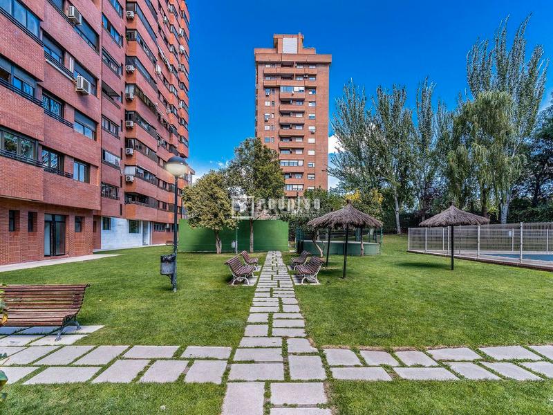 Foto c142ee29-c9f4-4490-81d8-4ee589603b52. Rent penthouse with heating parking pool in Castilla Madrid