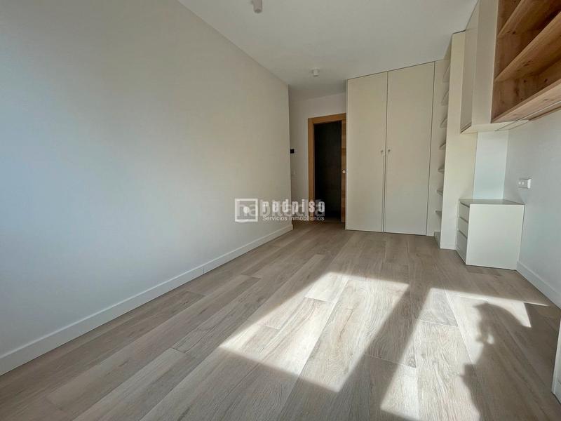 Foto cd2a0305-8765-4127-b5bf-c5affd0541f2. Rent penthouse with heating parking pool in Castilla Madrid