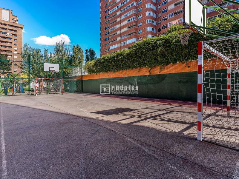 Foto d71c4fdc-87da-469d-9977-fbae49aad680. Rent penthouse with heating parking pool in Castilla Madrid