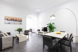Lloguer Apartament a Dreta de lEixample. Amplio y tranquilo apartamento que consta de un salncomedor, un