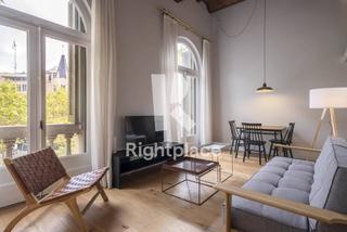 Lloguer Apartament a Dreta de lEixample. Piso con encanto situado en una 1 planta 3 real en una ubicacin