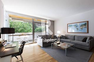 Rent Apartment in Poblenou. Amplio apartamento con suelos de parquet que consta de luminoso