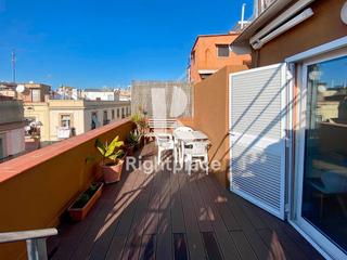 Lloguer Àtic a Raval. Acogedor apartamento con suelos de parquet que consta de un lumi