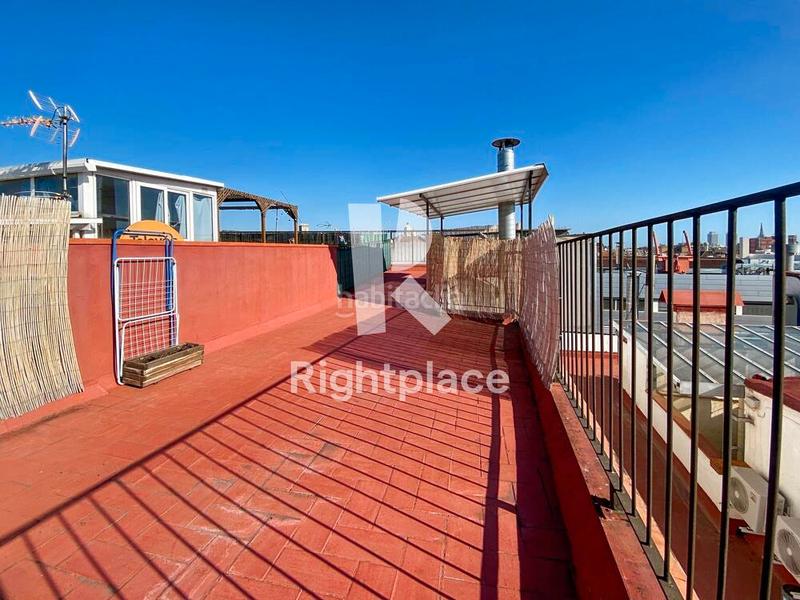 Foto 4c5829e8-c02d-48df-a652-6e1354c18060. Rent penthouse with heating in Raval Barcelona