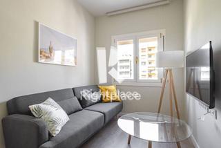 Rent Apartment in Sagrada Família. Luminoso y moderno apartamento recién reformado.cuenta con suelo