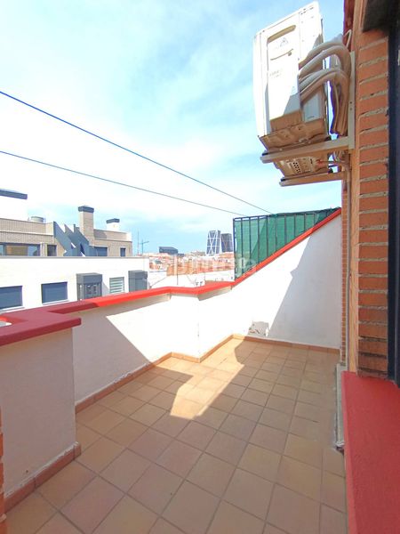 Foto ebc35221-8585-45ea-8ffa-cb2f59bc3723. Àtic amb calefacció aparcament piscina a Valdeacederas Madrid