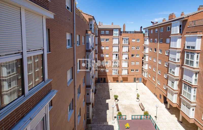 Foto 594e7a6e-b49b-4b01-97af-539536636fc6. Pis amb calefacció aparcament piscina a Sanchinarro Madrid