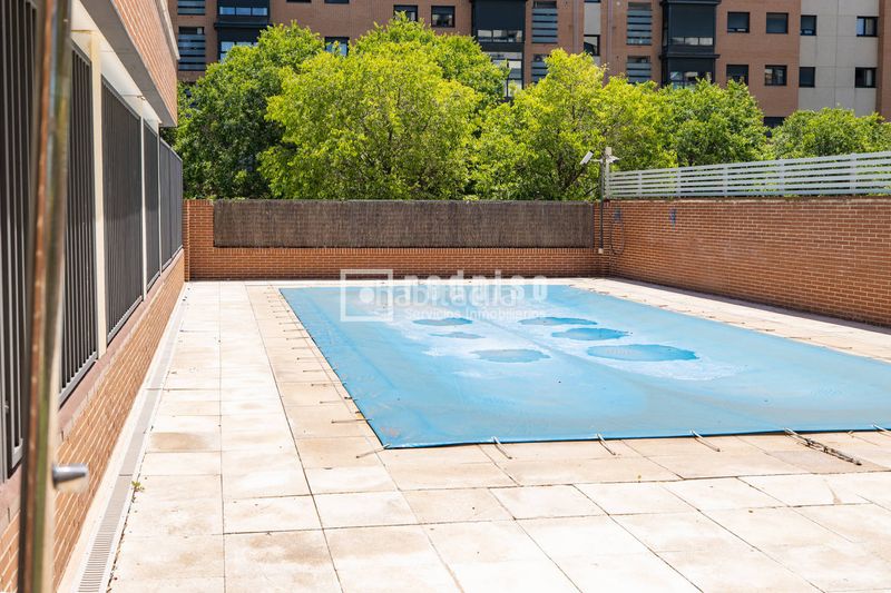 Foto 62c44d6b-e551-4a66-872d-eaa5e05c9b86. Pis amb calefacció aparcament piscina a Sanchinarro Madrid