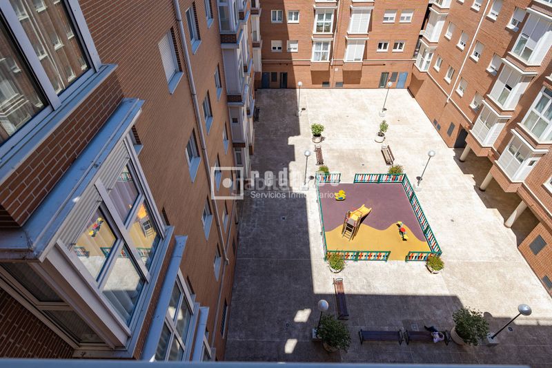 Foto 72e27a15-4ce1-4dfd-925a-21e2d02d80b9. Pis amb calefacció aparcament piscina a Sanchinarro Madrid
