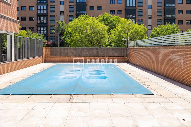 Foto 8a15a41e-ebbe-49db-8aea-baa6a968dadc. Pis amb calefacció aparcament piscina a Sanchinarro Madrid