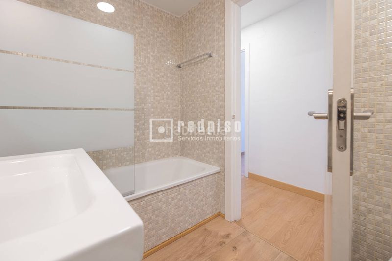 Foto f209b61b-fb3c-4fe4-9b2d-4d49d6c9eb4d. Pis amb calefacció aparcament piscina a Sanchinarro Madrid
