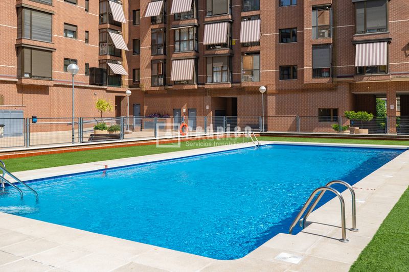 Foto 95e2d6c8-0b7a-4f6b-b3bc-856f157f1a5e. Pis amb calefacció aparcament piscina a Sanchinarro Madrid