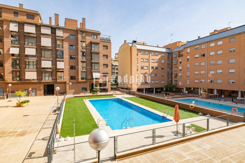 Foto a584da64-f0be-4bed-aa74-f1f695603bbf. Pis amb calefacció aparcament piscina a Sanchinarro Madrid