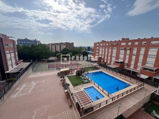 Pis a Centro. Piso de 148 m, urbanización con piscina, garaje y excelente ubic